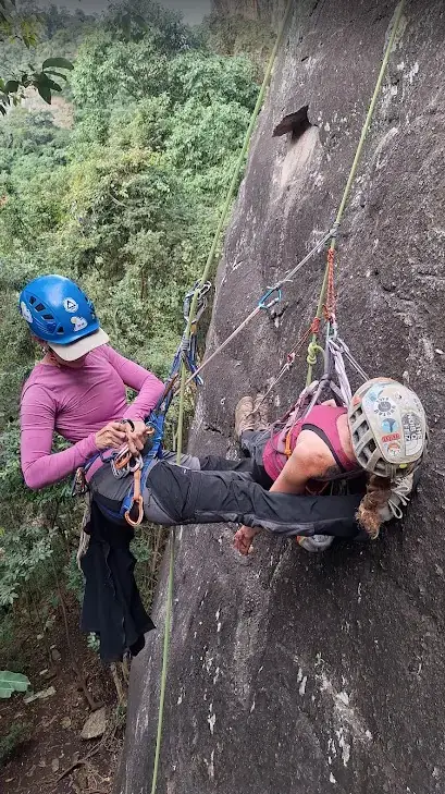 Instrutora de capacete azul realizando manobra de resgate na parede